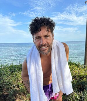 Filippo Bisciglia Instagram - vi vedo … siete in attesa … 😉 a breve le date ufficiali della nuova edizione di Temptation Island … 💪🏻🔥🌴 #temptationisland #witty #sardegna