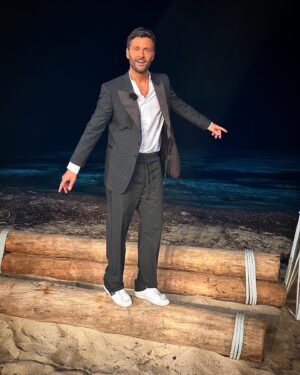 Filippo Bisciglia Instagram - … GRAZIEEEEEEEEEE 😭… 🔥🌴🔥🌴
Chiudiamo con il record 28.1% di VOI ✈️ … 
Raccontarvi con un messaggio scritto la gioia che sto vivendo in questo momento è impossibile … INFINITAMENTE VOI 🥺🙏… #voiconnoi #noiconvoi #ioconvoi #voiconme #temptationisland