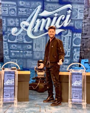 Filippo Bisciglia Instagram - … ero in puntata, in mezzo al pubblico, sugli spalti come un tifoso … bella puntata ORE 14 canale 5 😉 … #amici #witty