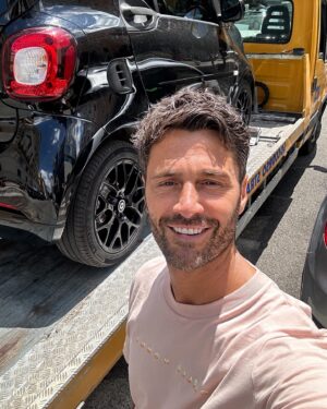 Filippo Bisciglia Instagram - Oggi è il giorno del mio compleanno e l’inizio di una nuova settimana … io l’ho iniziata così, con un bel carroattrezzi 😉 ma ………… sarà una settimana speciale. Tra 3 giorni ripartità il nostro Temptation … #-3 #temptationisland #voiconnoi #noiconvoi