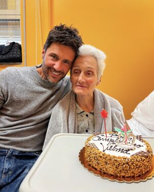 Filippo Bisciglia Instagram - Giorno speciale ❤️… Nonnina entri nei 100 anni di vita, ma ora dovrai rientrare a casa il più presto possibile … Ti amo da sempre !!!
P.S. Ci tengo a sottolineare che nella prima foto il sottoscritto è modificato, nonna Vilma no 😳😂💪🏻 #nonnavilma #nonni #love #99 
