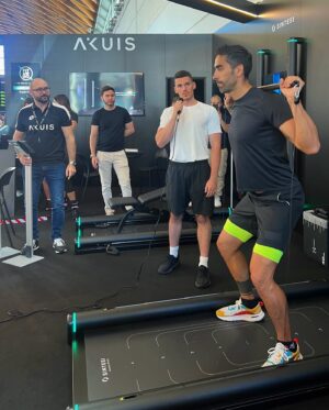 Filippo Magnini Instagram - Presenti!! 🤚🏻 
Oggi il team @performa.official allo stand di @akuis.tech alla scoperta del loro macchinario super innovativo SINTESI 💪🏻 
Abbiamo eseguito un allenamento per lui e per lei (anche in contemporanea) con Sintesi, l’innovativa stazione multifunzionale smart che racchiude tutti gli attrezzi di una palestra completa in un unico strumento e garantisce un allenamento full body in soli due metri quadri di spazio 😎
#RiminiWellness #gym #fitness #sport #wellness #palestra #gymlife #gymmotivation #body #workout #adv