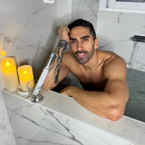 Filippo Magnini Instagram - In solitaria o in compagnia 🦈… sempre con il mio Philips Sonicare .
Keep smiling

#PhilipsSonicare #DiamondClean9000 #PhilipsSonicareIsYou #Sorriso #Smile #adv @philipsitalia