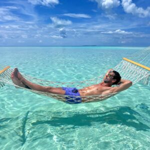 Filippo Magnini Instagram - Non sapevo cosa scrivere, poi guardando bene la foto mi è venuto in mente: “STRAVACCATO SULL’AMACA” 😜
.
.
.
@fkofficial.it 
#FK #FKofficial #SpringSummer #SS24
#adv #vacanza #maldive #amaca