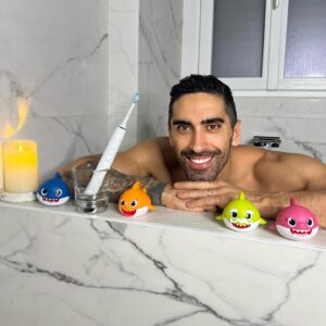 Filippo Magnini Instagram - In solitaria o in compagnia 🦈… sempre con il mio Philips Sonicare .
Keep smiling

#PhilipsSonicare #DiamondClean9000 #PhilipsSonicareIsYou #Sorriso #Smile #adv @philipsitalia