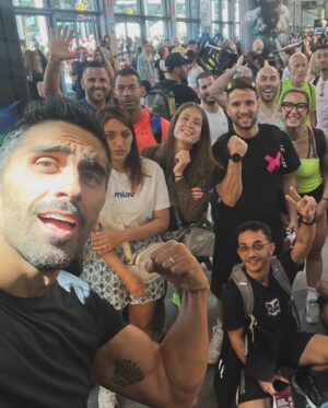 Filippo Magnini Instagram - Presenti!! 🤚🏻 
Oggi il team @performa.official allo stand di @akuis.tech alla scoperta del loro macchinario super innovativo SINTESI 💪🏻 
Abbiamo eseguito un allenamento per lui e per lei (anche in contemporanea) con Sintesi, l’innovativa stazione multifunzionale smart che racchiude tutti gli attrezzi di una palestra completa in un unico strumento e garantisce un allenamento full body in soli due metri quadri di spazio 😎
#RiminiWellness #gym #fitness #sport #wellness #palestra #gymlife #gymmotivation #body #workout #adv