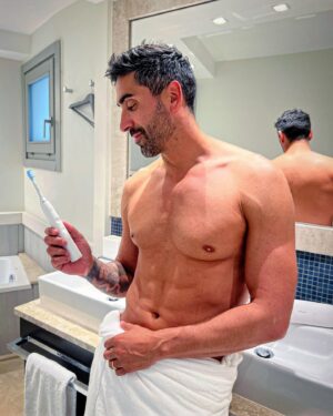 Filippo Magnini Instagram - Niente è davvero difficile se lo condivido con il mio compagno di viaggio 💪🏼😁
.
.
.
#PhilipsSonicare
@philipsitalia #PhilipsSonicareIsYou #Sorriso #PhilipsDiamondClean9000 #adv