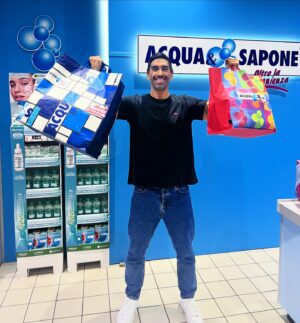 Filippo Magnini Instagram - E’ sempre il momento giusto per fare un po’ di bicipiti, anche da @acquaesaponeofficial 💪🏼 😅
Da Acqua & Sapone trovo sempre tantissimi prodotti, fantastiche offerte e prezzi super convenienti!
Visita il sito www.acquaesapone.it e sfoglia il VOLANTINO INTERATTIVO dove troverai tantissime offerte!! 
Acqua & Sapone Oltre la Convenienza!
.
.
.
#aquaesapone #promo #offerte #volantino #spesa #convenienza #oltrelaconvenienza