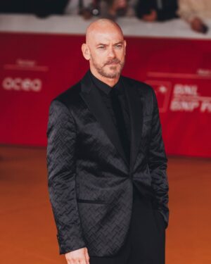 Filippo Nigro Instagram - Ieri sera al @romacinemafest presentazione dei primi due episodi di #suburraeterna in arrivo il 14 Novembre su @netflixit 

@woolcan_news 
@egiggia 
Total look @giorgioarmani