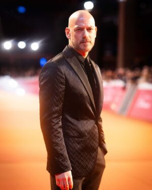 Filippo Nigro Instagram - Ieri sera al @romacinemafest presentazione dei primi due episodi di #suburraeterna in arrivo il 14 Novembre su @netflixit 

@woolcan_news 
@egiggia 
Total look @giorgioarmani