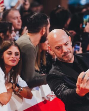 Filippo Nigro Instagram - Ieri sera al @romacinemafest presentazione dei primi due episodi di #suburraeterna in arrivo il 14 Novembre su @netflixit 

@woolcan_news 
@egiggia 
Total look @giorgioarmani