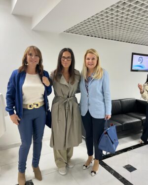 Filiz Taçbaş Instagram - Kadın olmak…🌸🌺🧿 güçlü kadınlar🩵💐..Arkadaşım Prof.Dr. Deniz Ülke Arıboğan ve İş İnsanı Ayşen Zamanpur un söyleşisindeyiz..