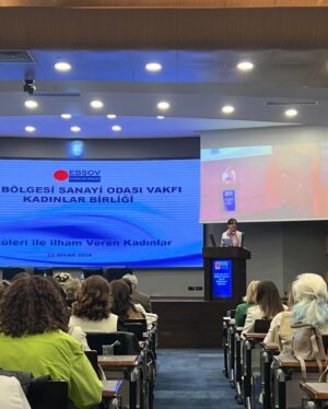 Filiz Taçbaş Instagram - Kadın olmak…🌸🌺🧿 güçlü kadınlar🩵💐..Arkadaşım Prof.Dr. Deniz Ülke Arıboğan ve İş İnsanı Ayşen Zamanpur un söyleşisindeyiz..