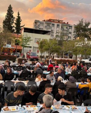 Filiz Taçbaş Instagram - Sevgili Arkadaşım Ayşegül İnceoğlu'nun Buca'da ramazan ayı boyunca düzenlediği iftar yemeğine katıldık.

Sevgili Ayşegül İnceoğlu'na aynı zamanda başkanı olduğu Yürekten Dokunuşlar Derneği'ne ve emeği geçen herkese çok teşekkür ederim.

Her zaman gönlümüz iyilikten yana.
İyilik güzeldir ve paylaştıkça çoğalır.