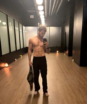 Finn Jones Instagram - Also for the show (Venery).. I got BUFF! and I’ll be dammed if photo evidence of that never surfaces ;) 
Looking back now I’m reminded of how much you can achieve when you apply discipline and motivation along with the support of those around you. 
Special shout out to my trainer @bev.ratcliff who without her expertise and friendship I wouldn’t have learnt and achieved what I did. #Venery