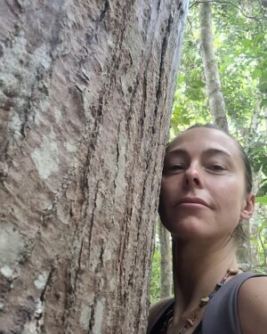 Fiona Horsey Instagram - Un recorrido mágico por el Parque Natural Mana Dulce, Cundinamarca. El Bosque Seco Tropical está lleno de biodiversidad y es un lugar sagrado...desaparece poco a poco y está en nuestras manos salvar lo que queda...será que somos capaces? Salgo con una mezcla de impotencia y esperanza a la vez..el corazon arrugado porque solo queda el 8% de estos bosques, pero inspirada por lugares como Mana Dulce,  que se la juega toda para salvar este pedacito del paraíso! @manadulcereservanatural

#colombia#bosques# bosquesecotropical  #parquesnaturales #conservación #ceiba #pachamama