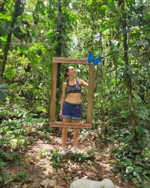 Fiona Horsey Instagram - Un recorrido mágico por el Parque Natural Mana Dulce, Cundinamarca. El Bosque Seco Tropical está lleno de biodiversidad y es un lugar sagrado...desaparece poco a poco y está en nuestras manos salvar lo que queda...será que somos capaces? Salgo con una mezcla de impotencia y esperanza a la vez..el corazon arrugado porque solo queda el 8% de estos bosques, pero inspirada por lugares como Mana Dulce,  que se la juega toda para salvar este pedacito del paraíso! @manadulcereservanatural

#colombia#bosques# bosquesecotropical  #parquesnaturales #conservación #ceiba #pachamama