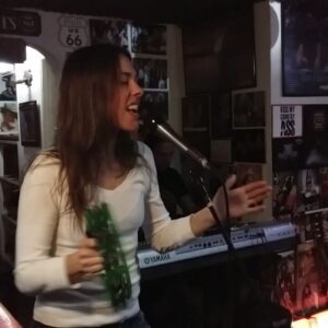 Fiona Horsey Instagram - Ensayando nuevas canciones del repertorio! Voltaje ochentero, las mejores canciones. #rockeando #ensayo # banda #maniac