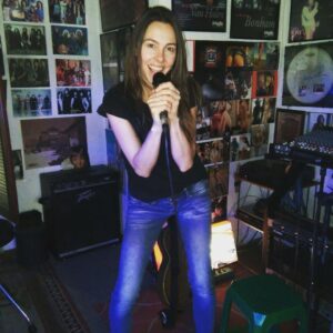 Fiona Horsey Instagram - I LOVE ROCK AND ROLL!! Que rico volver a cantar y gozar. Terapia puraaaa!! #amocantar #rock #rockear #lovelife #lovetosing