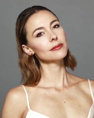 Fiona Horsey Instagram - Más fotos para el book. More photos for my book. Gracias @gabrielcarvajalfoto. #actriz #vidadeactriz #actor #actorslife #headshotsession #photoshoot