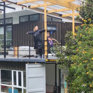 Fiona Horsey Instagram - Aquí esta mi alma, aquí esta mi hogar dondequiera que esté te voy
 recordar. Gracias por tanto, de ti tanto aprendí,  tanto viví,  tanto crecí. 
 Check out el pose de Rose!!

#container #casacontenedor #contenedores #containerhouse #containerhome #homesweethome #dulcehogar