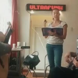 Fiona Horsey Instagram - Cuando ensayabamos y tocábamos delicioso! Cuánto lo extraño! #ensayar #cantar #actriz #sing #lasttraintolondon #cover #electriclightorchestra #bogota #colombia #london @miltonsuena