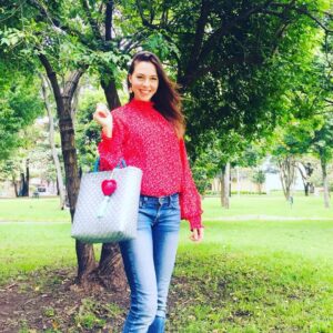 Fiona Horsey Instagram - Modelando la belleza de carteras que hace mi prima a mano @faithstorecm  #emprender #fashion #artesania #carteras