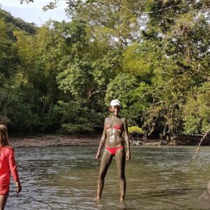 Fiona Horsey Instagram - El monstruo del Río Negro! Baño de lodo para la cumpleañera! #rio #bañodelodo #amoelrío #colombia #nature