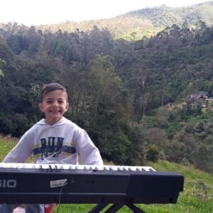 Fiona Horsey Instagram - Cuando tu hijo quiere hacer un video para su canal de Youtube.. Y no se puede!! Feliz día del músico 🎶🎹🎶#musico #piano #earth #earthsong #lildicky #hijo#son#perro#dogsofinstagram #cutedog #welovetheearth