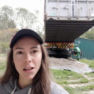 Fiona Horsey Instagram - #tbt Hace un año y medio recibiendo los containers en el lote; uno de los días más estresantes y emocionantes de mi vida! Casi no llegan! Les voy a mostrar todo el proceso...ando editando! 

#tbt A year and a half ago we received the containers on our land; it was one of the most stressful and exciting days of my life! They almost didn't make it! I will show you all the process...I am busy editing!
#containerhouse #containerhome #casacontenedor #contenedoresmarítimos #construir #building #housedreams #sueños  #homesweerhome #hogardulcehogar🏡  #consteuyendosueños  #hardwork