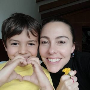 Fiona Horsey Instagram - Me derrito, el corazón me palpita, este hombre me mata con cada beso y regalito que me da! Aquí me diseñó un anillo de diente de leon💓💓💓 #amor#hijo#mama #hijos #mamafeliz#agradecida #love#son #mother