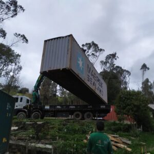 Fiona Horsey Instagram - #tbt Hace un año y medio recibiendo los containers en el lote; uno de los días más estresantes y emocionantes de mi vida! Casi no llegan! Les voy a mostrar todo el proceso...ando editando! 

#tbt A year and a half ago we received the containers on our land; it was one of the most stressful and exciting days of my life! They almost didn't make it! I will show you all the process...I am busy editing!
#containerhouse #containerhome #casacontenedor #contenedoresmarítimos #construir #building #housedreams #sueños  #homesweerhome #hogardulcehogar🏡  #consteuyendosueños  #hardwork