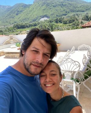 Fırat Albayram Instagram - Bizi bir 6 yıllık evli çek 🕺🕺 Bu evlilik yıldönümümüzü unutamayacağız daha iyisi zor gelir çok güzeldi ❤️❤️ #dünyanınenşanslıadamı