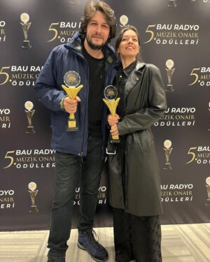 Fırat Albayram Instagram - @bahcesehiruniversity ve @bau_radyo ya çok teşekkürler 2022 ilk ödülü geldi
