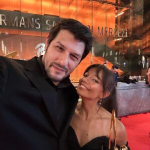 Fırat Albayram Instagram - Çok mutlu olduk. Herkese çok teşekkürler 48. Altın kelebek en iyi influencer/ youtuber ödülü bu sene bize uygun görülmüş. Bu ödülü Cancıklara adamıyorum atıyorum efenim 😂