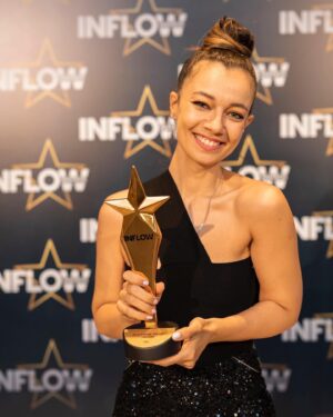 Fırat Albayram Instagram - Bir Youtube Kanalına Bir de Ceyda’ma ödül geldi Canlar Bu sene 6. Kez en iyi Youtube kanalı ödülünü aldık Canlar mutlu Cancıklar bu ne diyor 😂