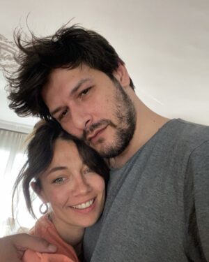 Fırat Albayram Instagram - Sabah böyle yıkılmış kalkıyorum sonra gelip aynı bu şekil gülümsüyor :) Ben yıkılmaya devam ediyorum işe yaramıyor teşekkürler @ceydakasabali