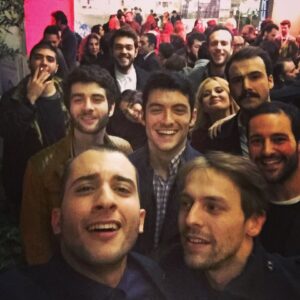 Fırat Altunmeşe Instagram - Iyiki varsiniz!!! Ilk gunden beri bana inanan beni ben oldugum icin seven en yakinlarim kardeslerim arkadaslarim kuzenlerim ailem tayfam :) bu fotografta olmayanlar da var onlarada gelsin bu sozlerim :) #sukurlerolsun #ilkfilm #hesaptaask (meto nasil asik bakmis bana kardesim :)))