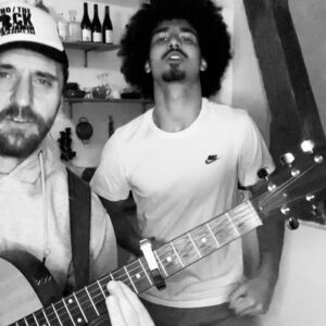 Firat Celik Instagram - Iyi haftalar danslarla sarkilarla 🙂 
@theoziozii Christophe « les paradis perdus «  @christineandthequeens 

#muzik #musique #noiretblanc #guitare #duo