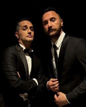 Firat Celik Instagram - Çok keyif aldığım bir gecede sahnede olup şarkılar söylemek seyircinin güzel enerjisini hissetmek dans etmek daha  ne isteyebilirim ki :) 🕺🏻💃🏻 ve tabiki 
@tgrltlk  çok çok love ❤️ Müzisyen arkadaşlara,Ekibime ve dostlarıma 🖤❤️