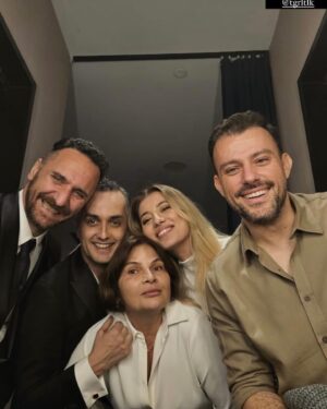 Firat Celik Instagram - Çok keyif aldığım bir gecede sahnede olup şarkılar söylemek seyircinin güzel enerjisini hissetmek dans etmek daha  ne isteyebilirim ki :) 🕺🏻💃🏻 ve tabiki 
@tgrltlk  çok çok love ❤️ Müzisyen arkadaşlara,Ekibime ve dostlarıma 🖤❤️