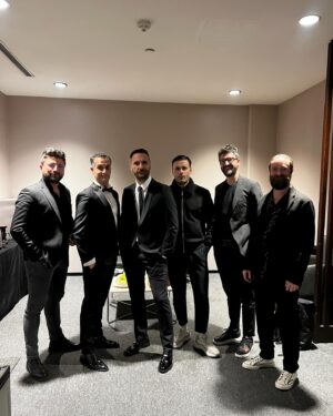 Firat Celik Instagram - Çok keyif aldığım bir gecede sahnede olup şarkılar söylemek seyircinin güzel enerjisini hissetmek dans etmek daha  ne isteyebilirim ki :) 🕺🏻💃🏻 ve tabiki 
@tgrltlk  çok çok love ❤️ Müzisyen arkadaşlara,Ekibime ve dostlarıma 🖤❤️