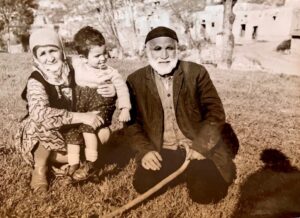 Fırat Tanış Instagram - İşte böyle ilk anılarım…
At arabası arkasında, düz bir ovanın ufkunda batan güneşi tıngır mıngır izler iken…
Elimden düşürmediğim bir oyuncak sazla kendimi avutur iken…