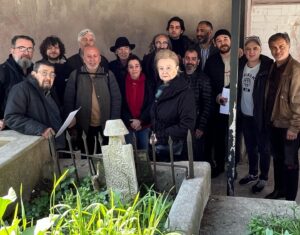 Fırat Tanış Instagram - Ölüm yıldönümünde Komik-i Şehir Kel Hasan’ı mezarı başında andık. 
Bu kıymetli buluşmayı sağladığı için sevgili Tekin Deniz’e çok teşekkür ederim.