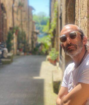 Fırat Tanış Instagram - muhteşem bir tabiatın içinden geçip ulaşılan #pitigliano dan, herkese barış içinde bir dünya ve güneşli güzel günler dilerim 🍃