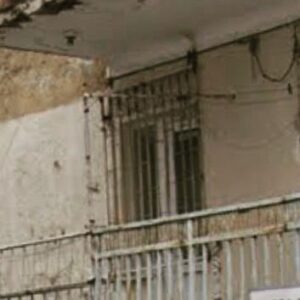 Fırat Tanış Instagram - geceleri yoldan geçen arabaların odaya vuran izlerini, kirpiklerimi çekip bırakıp saatin tiktaklarına bölerek uyuduğum; beş yaşıma büyüdüğüm, Cevizli Tamirhane’deki evimizin penceresi bu işte. 
ne biliyorsam bu yoksul pencereden gördüm. 

burada kalsın 🌳