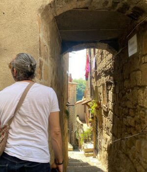 Fırat Tanış Instagram - muhteşem bir tabiatın içinden geçip ulaşılan #pitigliano dan, herkese barış içinde bir dünya ve güneşli güzel günler dilerim 🍃