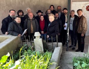 Fırat Tanış Instagram - Ölüm yıldönümünde Komik-i Şehir Kel Hasan’ı mezarı başında andık. 
Bu kıymetli buluşmayı sağladığı için sevgili Tekin Deniz’e çok teşekkür ederim.