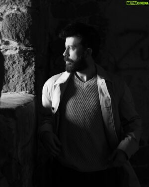 Fırat Topkorur Instagram - Siyah da beyazın zıttıdır ama yanına en çok o yakışır hani. ♠️ 

📸 @nihatkayin