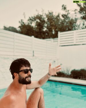 Fırat Topkorur Instagram - Hayır yani ne bu tantana? Nolmuş pazartesi ise? 🕶️⛵️🌊